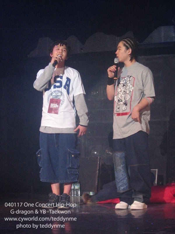 BIGBANG 太陽 Coachella「黃仁勳」造型爆紅！8 套穿搭盤點，從街頭嘻哈到成熟皮革的進化之路！