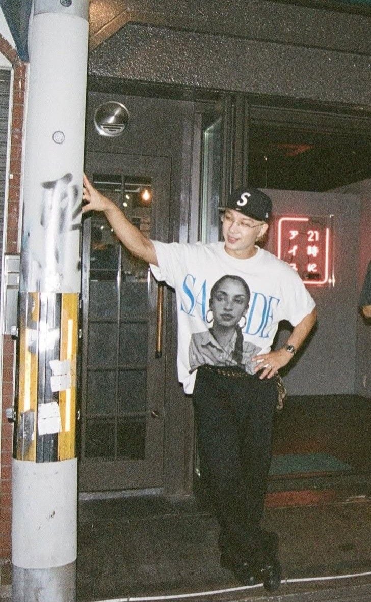 BIGBANG 太陽 Coachella「黃仁勳」造型爆紅！8 套穿搭盤點，從街頭嘻哈到成熟皮革的進化之路！