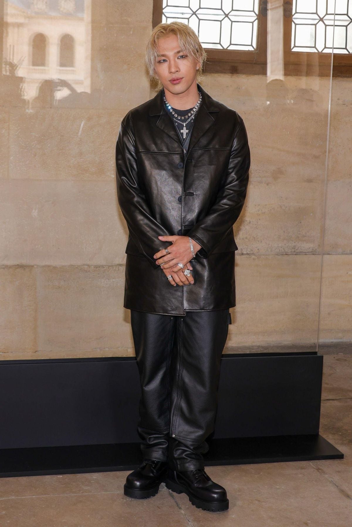 BIGBANG 太陽 Coachella「黃仁勳」造型爆紅！8 套穿搭盤點，從街頭嘻哈到成熟皮革的進化之路！