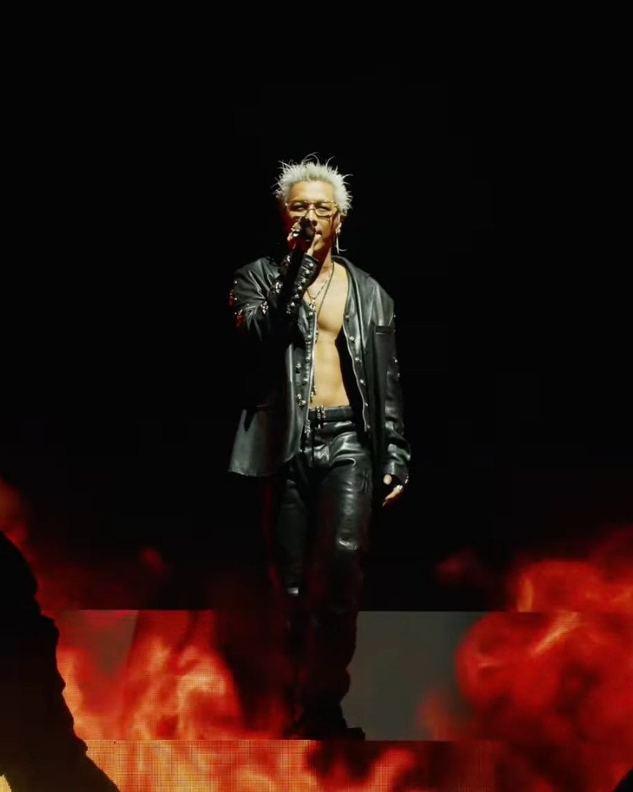 BIGBANG 太陽 Coachella「黃仁勳」造型爆紅！8 套穿搭盤點，從街頭嘻哈到成熟皮革的進化之路！