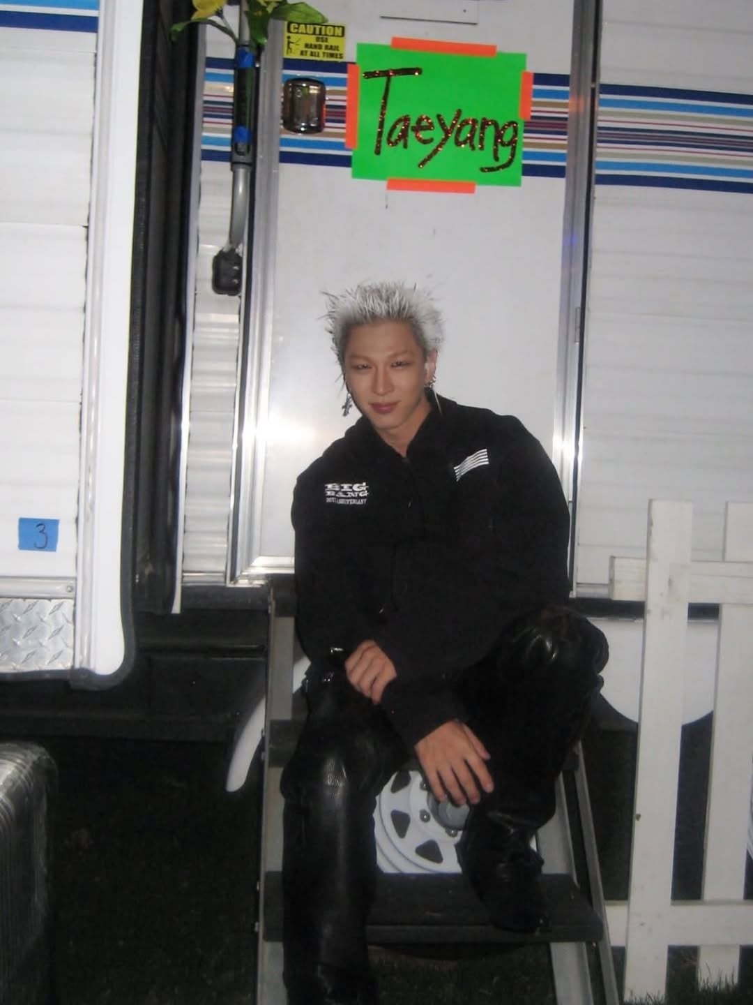 BIGBANG 太陽 Coachella「黃仁勳」造型爆紅！8 套穿搭盤點，從街頭嘻哈到成熟皮革的進化之路！