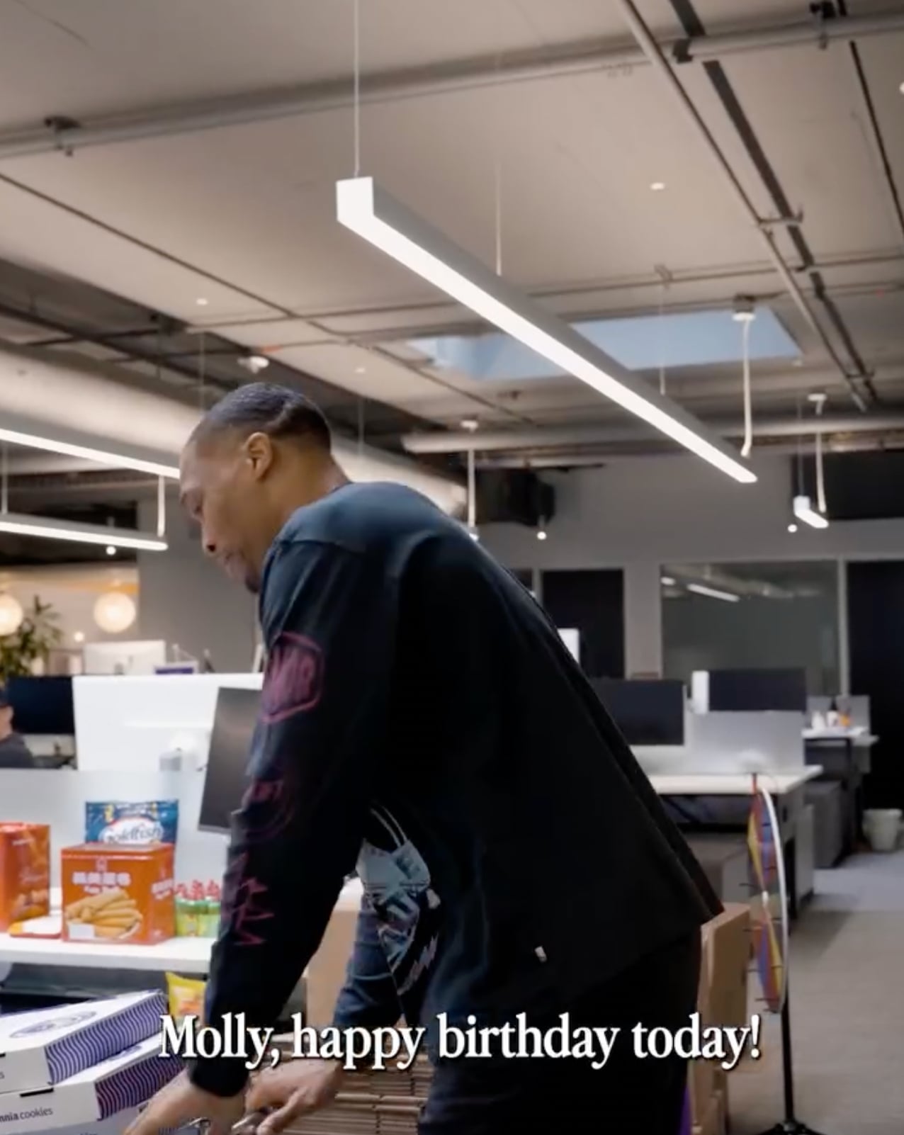 NBA 賽季正式收官！Russell Westbrook 現身國王隊辦公室驚見台灣零食「義美蛋捲」！