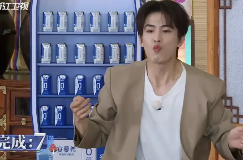 張凌赫《逐玉》爆紅！昔日綜藝被彈額頭、食物塞滿嘴畫面曝光引熱議！