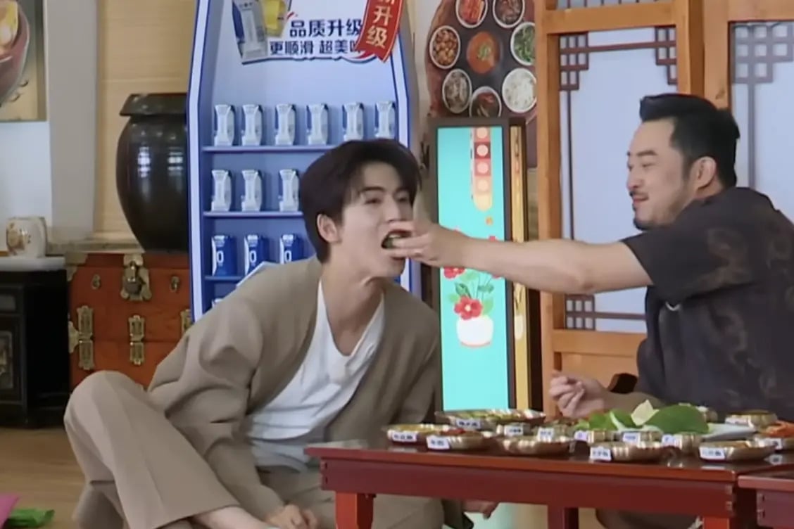 張凌赫《逐玉》爆紅！昔日綜藝被彈額頭、食物塞滿嘴畫面曝光引熱議！