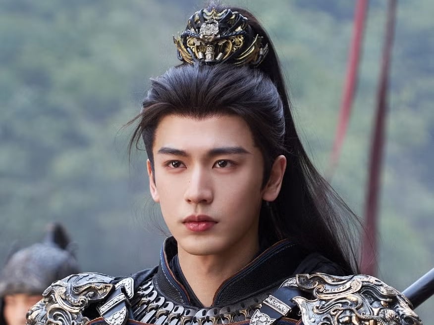 張凌赫《逐玉》爆紅！昔日綜藝被彈額頭、食物塞滿嘴畫面曝光引熱議！