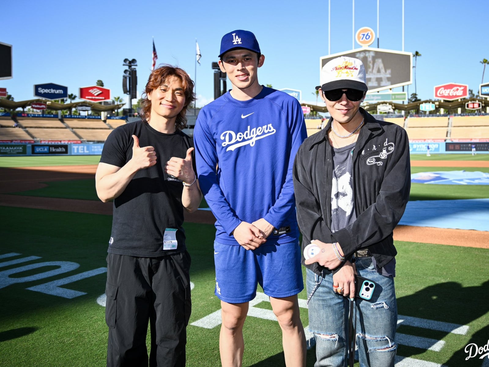 GD、大聲驚喜現身道奇主場！獲佐佐木朗希簽名球合照、道奇教練化身粉絲超嗨！