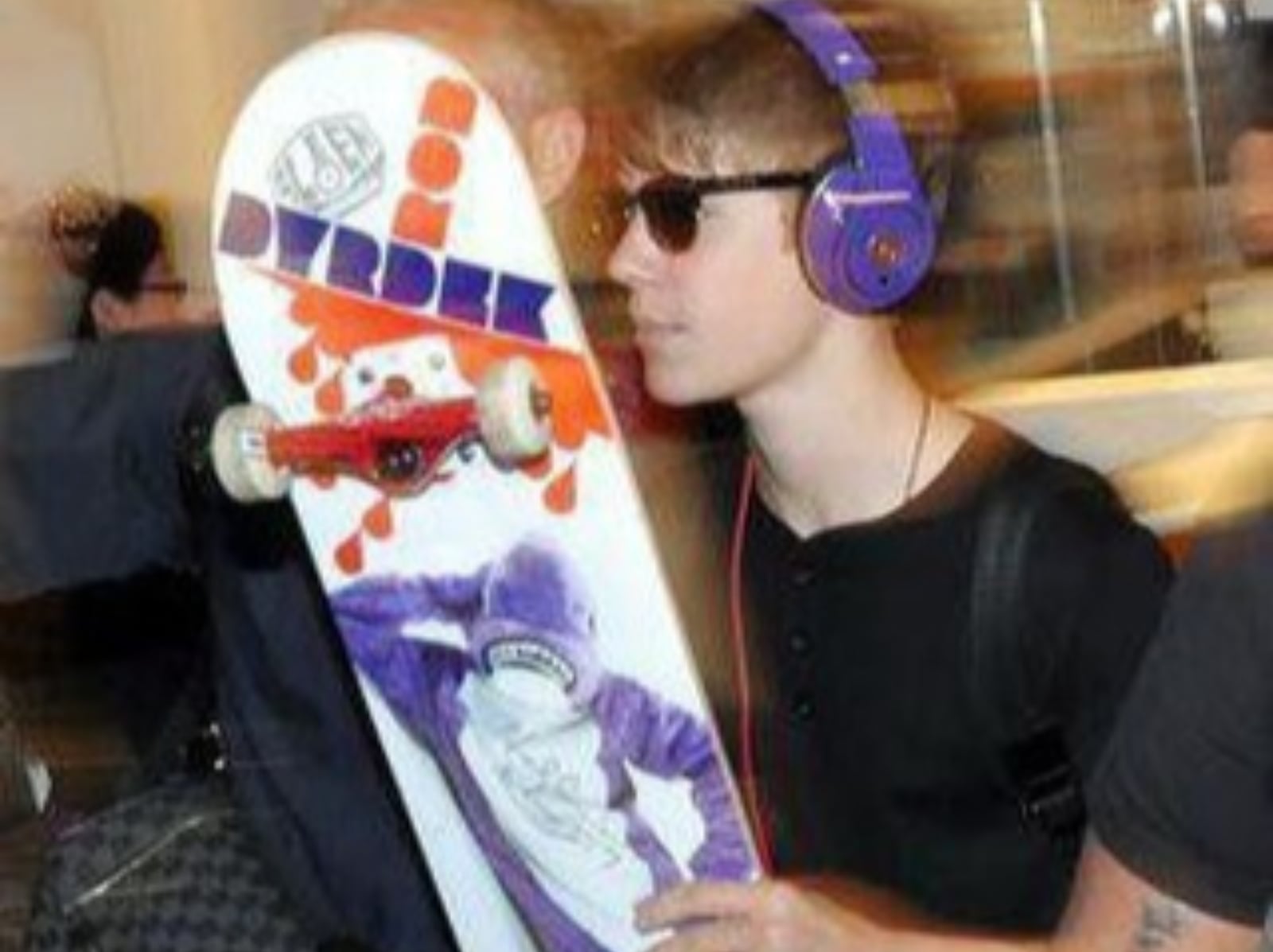 小賈斯汀 Justin Bieber 來台送限定滑板！飯店行李員珍藏 15 年拒絕收購，背後故事暖爆全網！