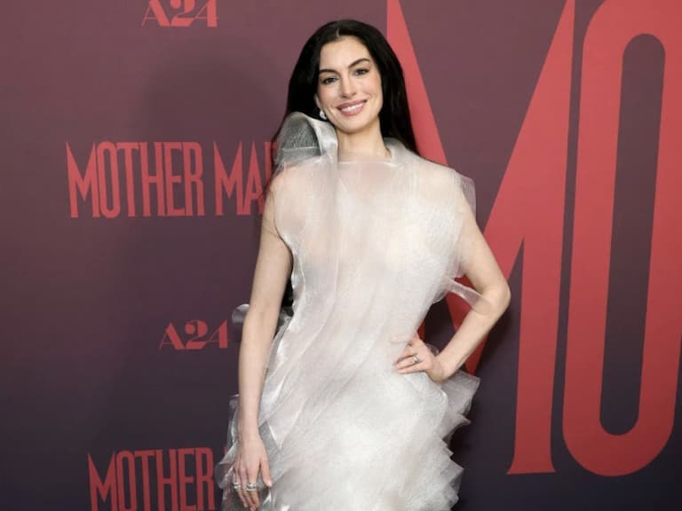 安海瑟薇 Anne Hathaway 43 歲透膚禮服出席《魅影巨星》首映!仙氣火辣同時上線零缺點!