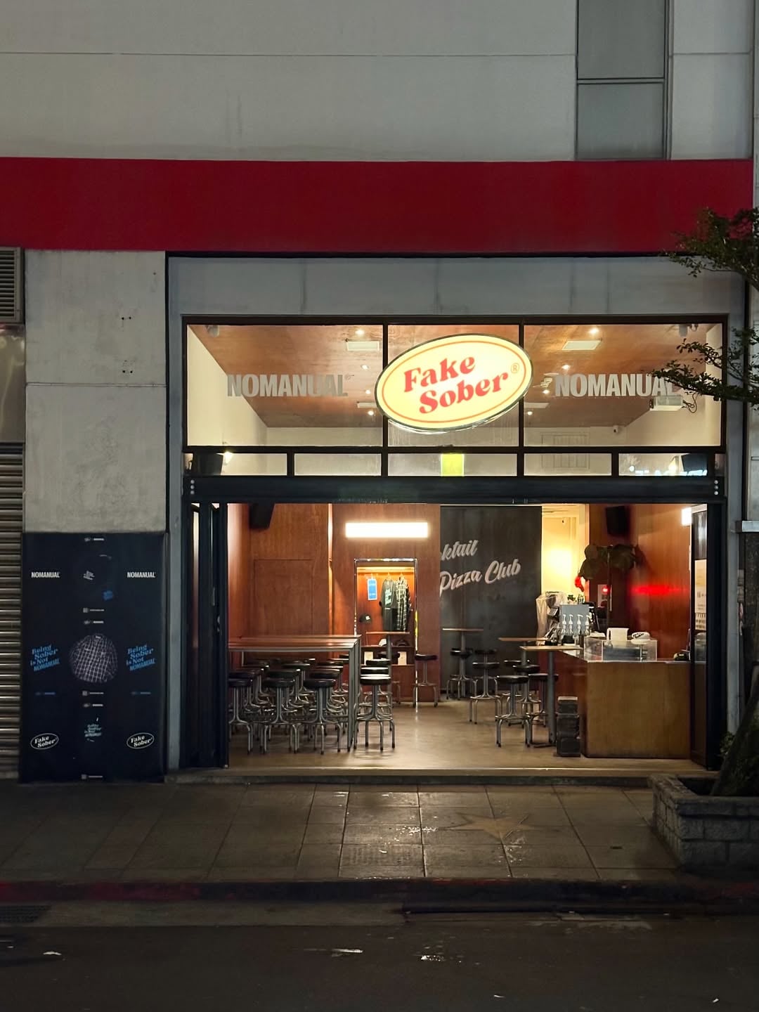 台北信義區五色鳥築巢爆紅!現身酒吧門口枯木,夜生活畫面成為熱門話題!