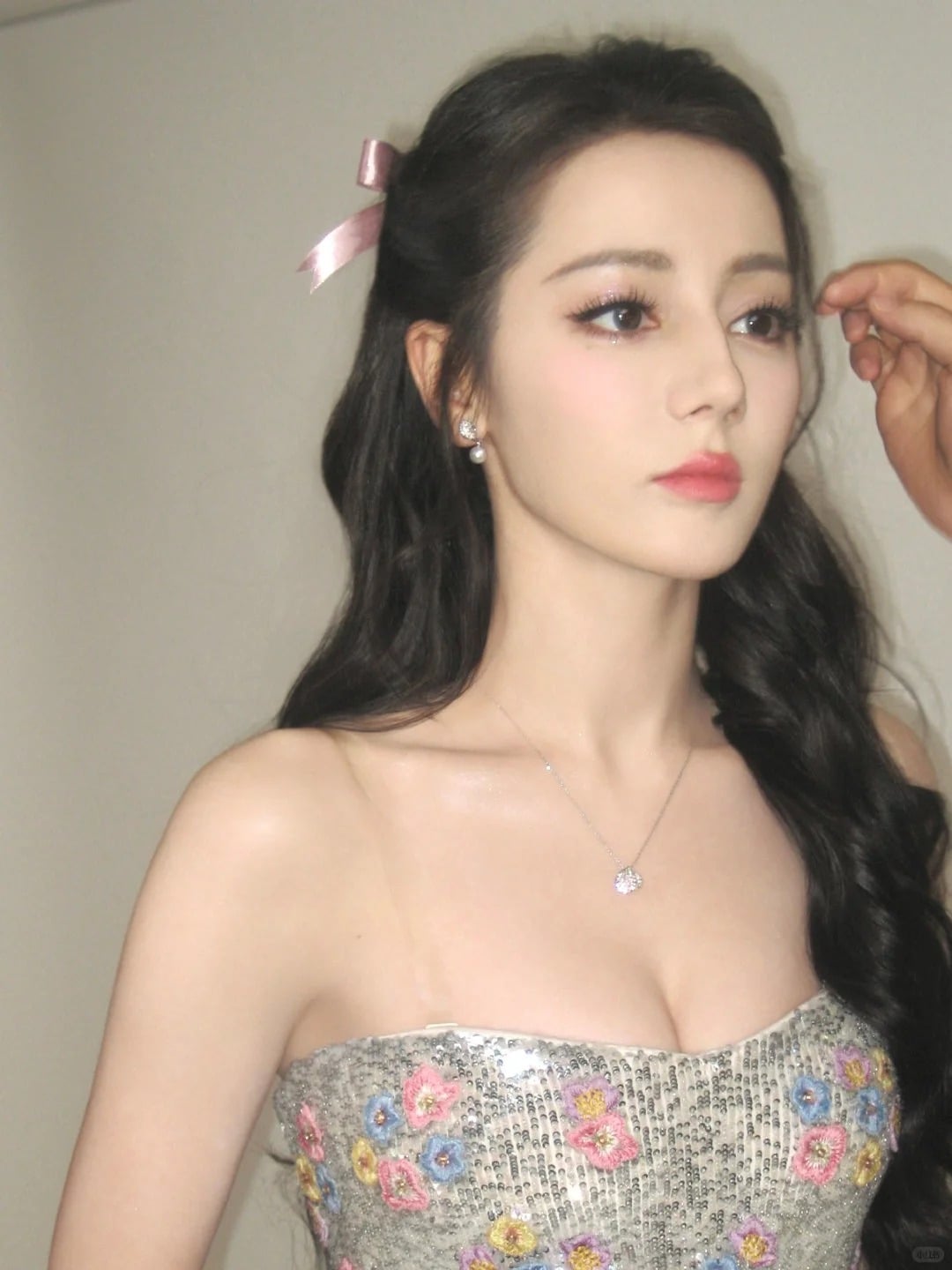 《白日提燈》迪麗熱巴是假的?舞感變化、英文能力、聲音改變⋯網傳 5 大線索一次看!