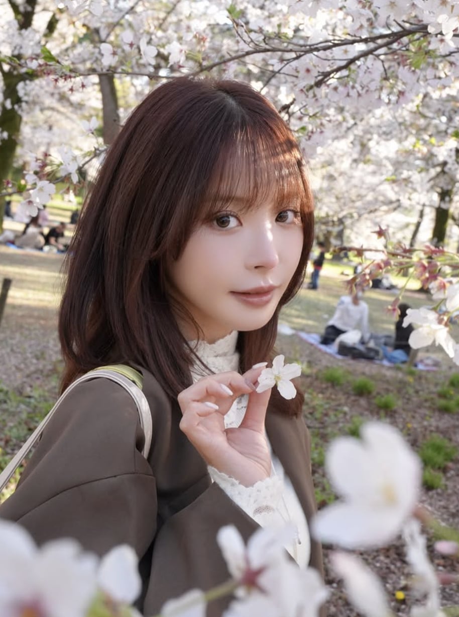 桃乃木香奈無預警現身新莊球場!雨中觀戰仍成全場焦點,本人驚呼:「大家認識我?」