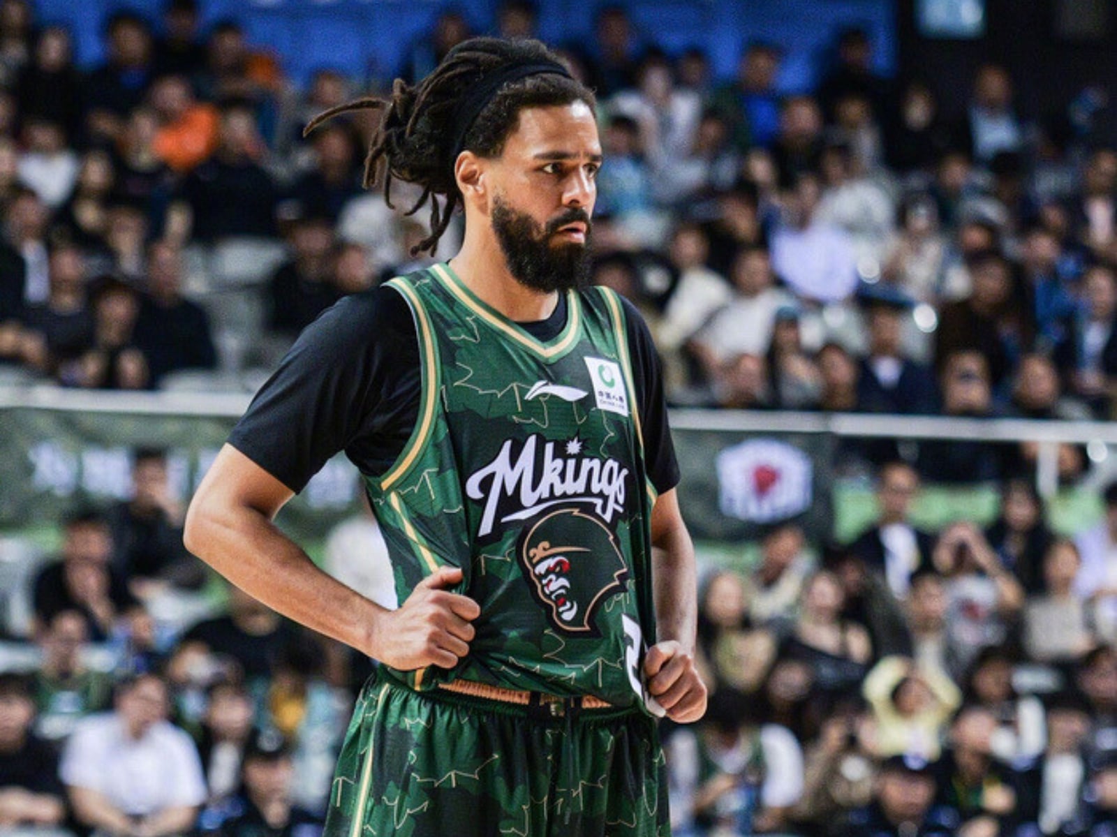 饒舌歌手 J. Cole 挑戰 CBA 只打一場就回家！首秀 0 分、簽證卡關，仍感謝表示：「難以置信的體驗」