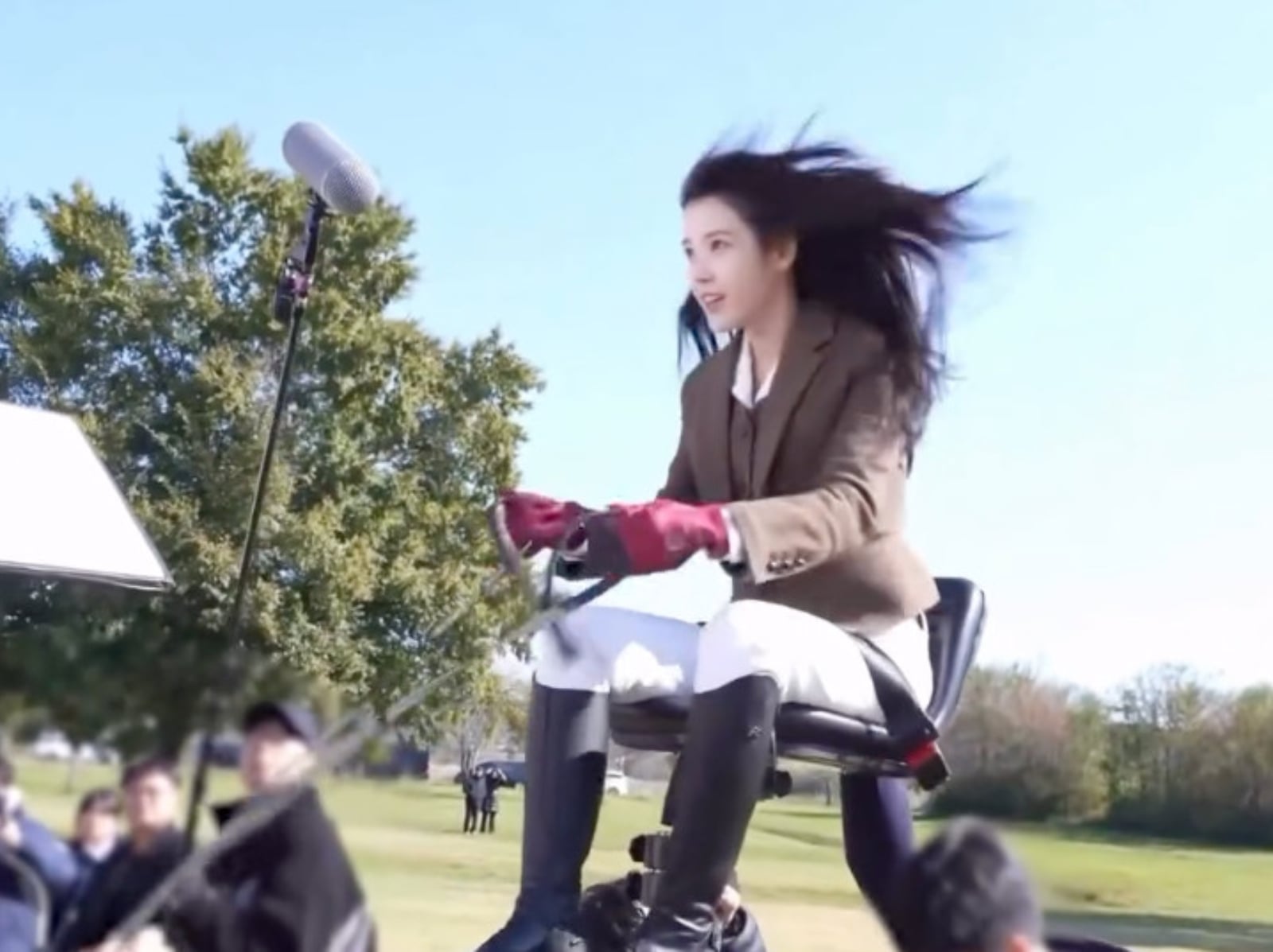 《21世紀大君夫人》IU「移動椅騎馬」花絮曝光，坦言詮釋 16 歲少女略微勉強！