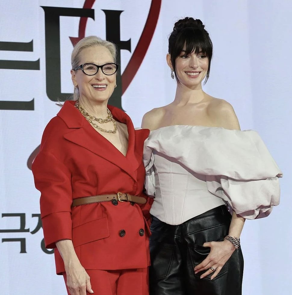 《穿著Prada的惡魔2》世界宣傳巡迴!安海瑟薇 Anne Hathaway 造型全曝光,梅莉史翠普穿 Prada 現身首爾!