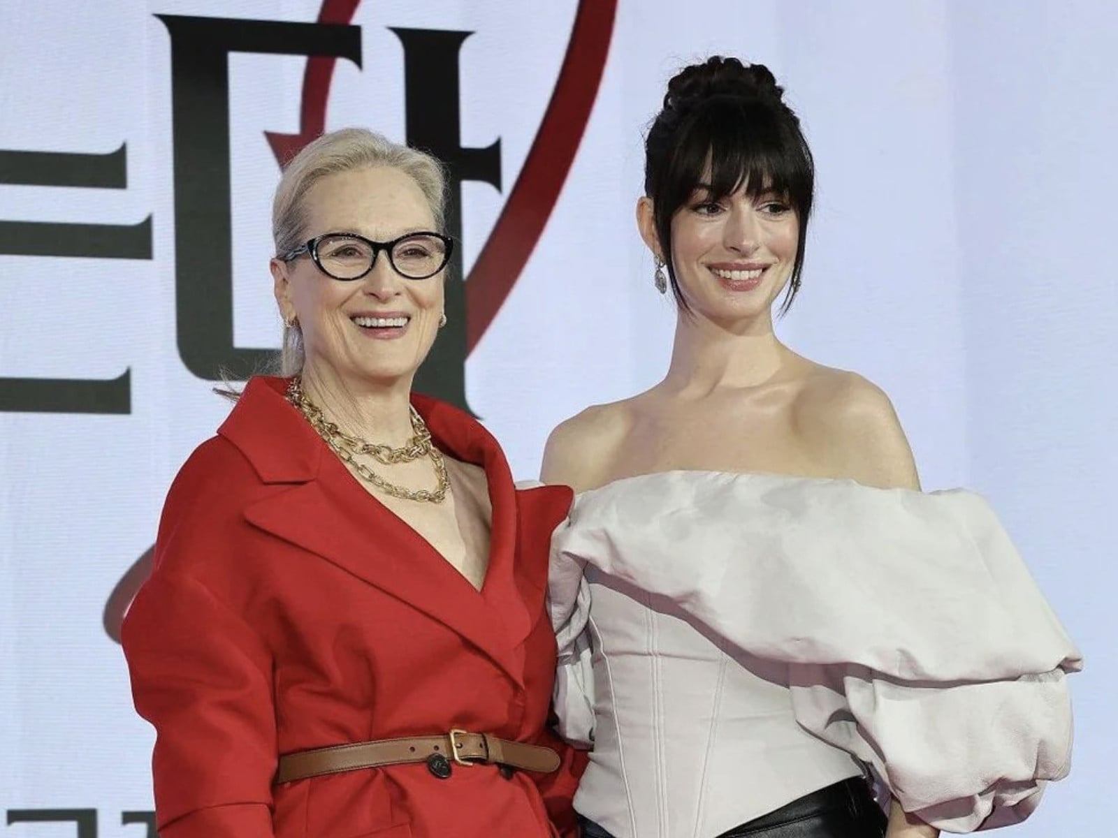 《穿著Prada的惡魔2》世界宣傳巡迴！安海瑟薇 Anne Hathaway 造型全曝光，梅莉史翠普穿 Prada 現身首爾！