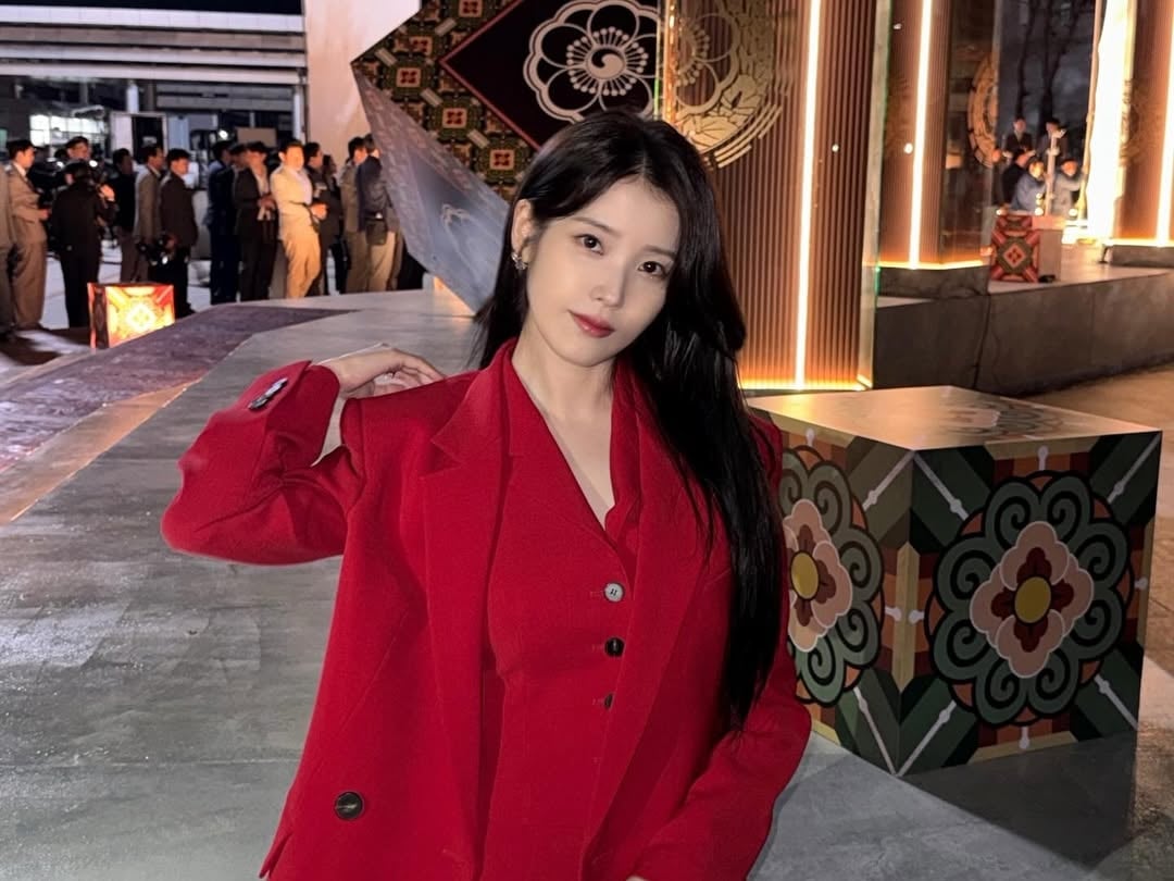 IU 錄影中赤腳放書桌引爭議！當場坦誠道歉：「姿態確實不得體吧？」