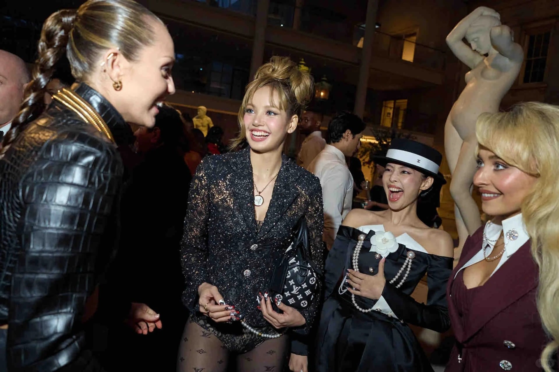 Sabrina Carpenter 身高 152 公分、科切拉壓軸、捲三角戀、經典歌曲⋯10 件事快認識！