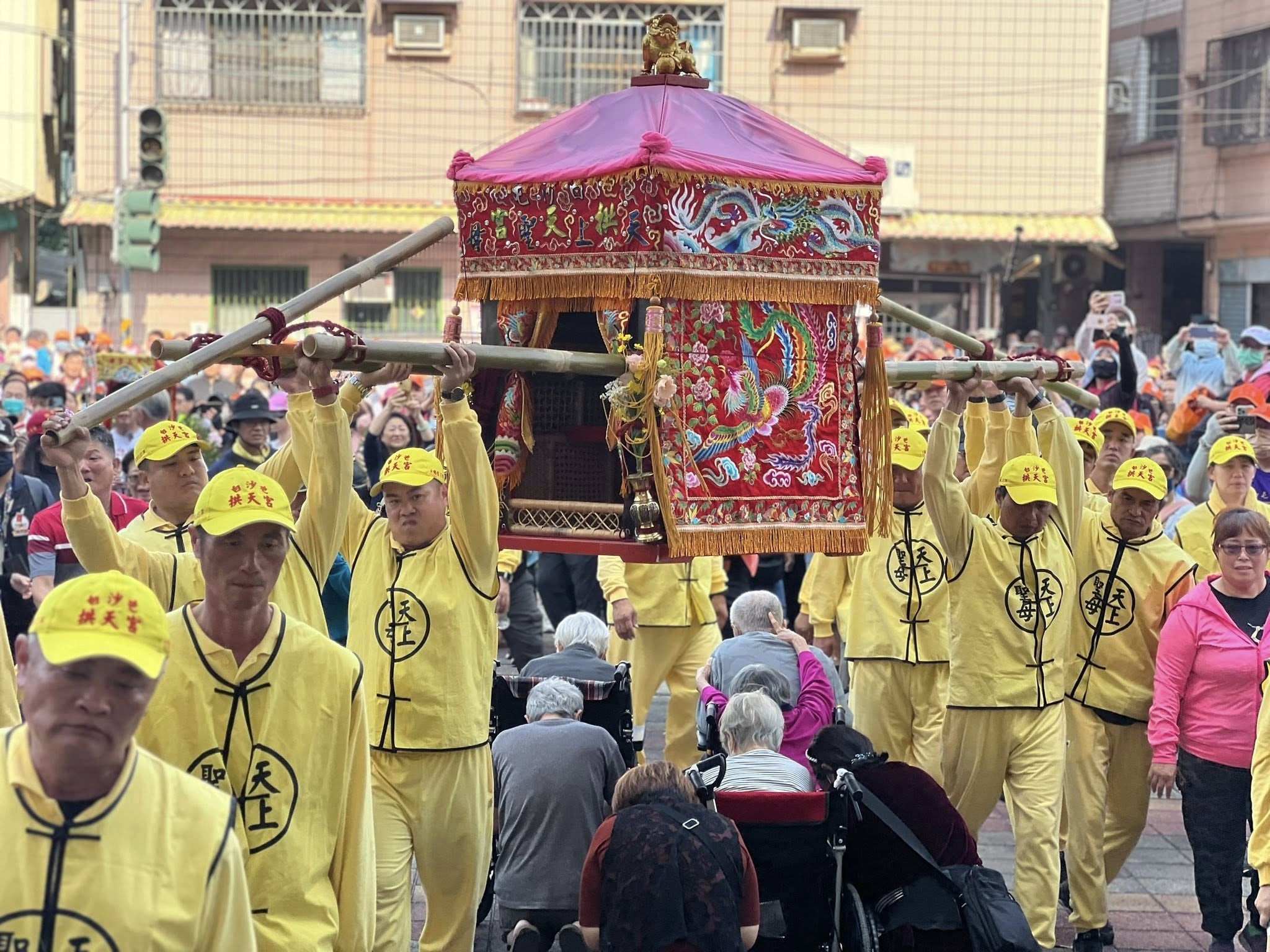 2026 白沙屯媽祖進香結緣品驚見「36D」蕾絲內衣！網友：「我缺的是放得下的尺寸...」