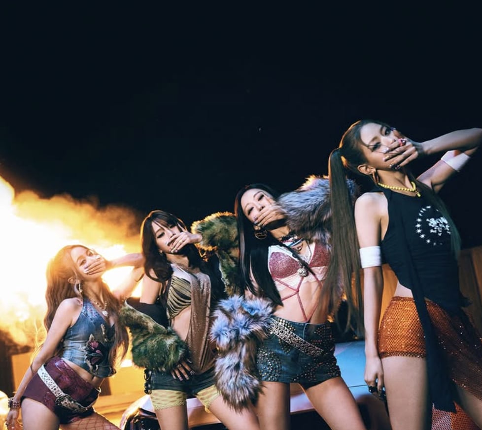 KISS OF LIFE 新歌〈Who is She〉挑戰「掐脖頂胯」遭韓網千則留言砲轟！直播回擊反讓怒火更旺！