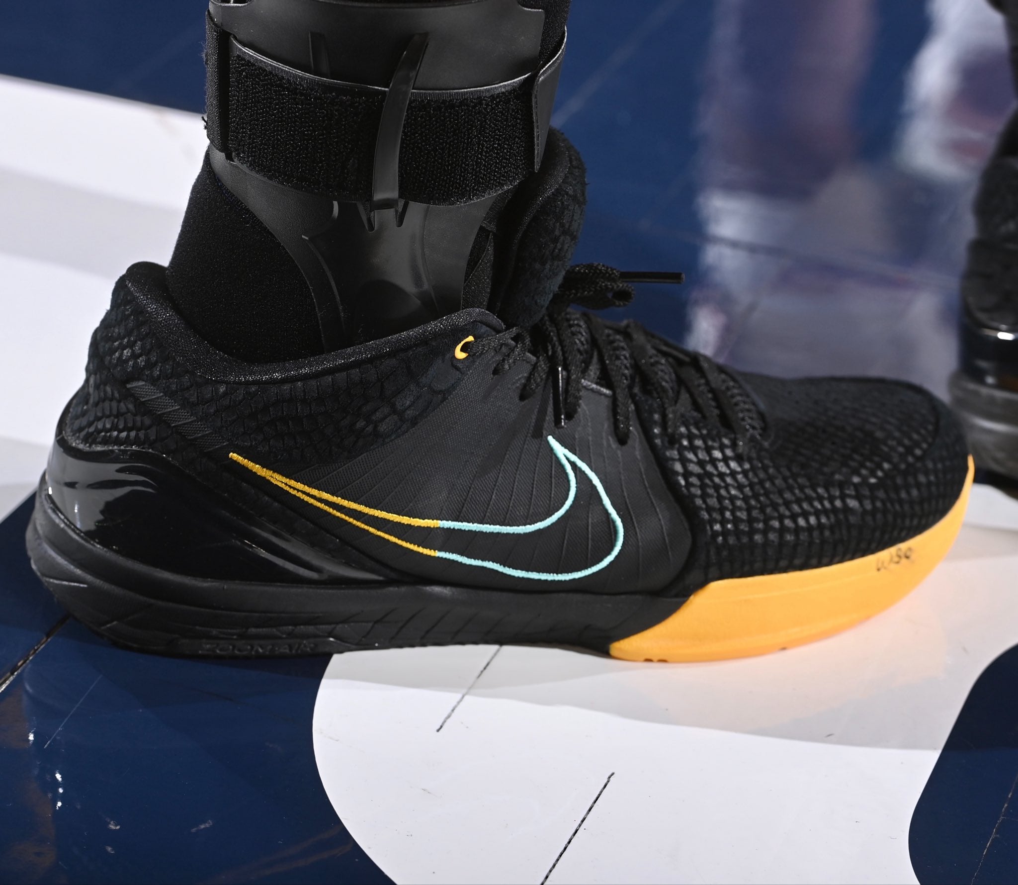 NBA／Curry 慶祝大力跺腳差點「扭傷腳踝」！球迷熱議「好險 Kobe 球鞋救了他！」