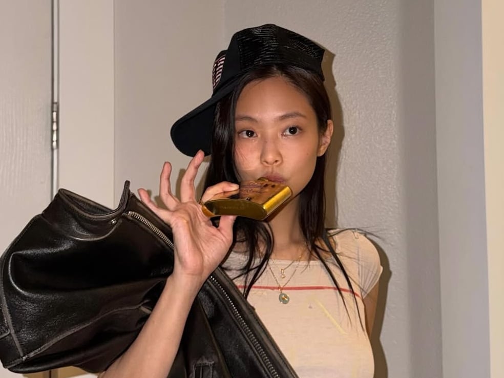 BLACKPINK Jennie 科切拉 IG 照片比中指引論戰！粉絲力挺：「很 Jennie！」