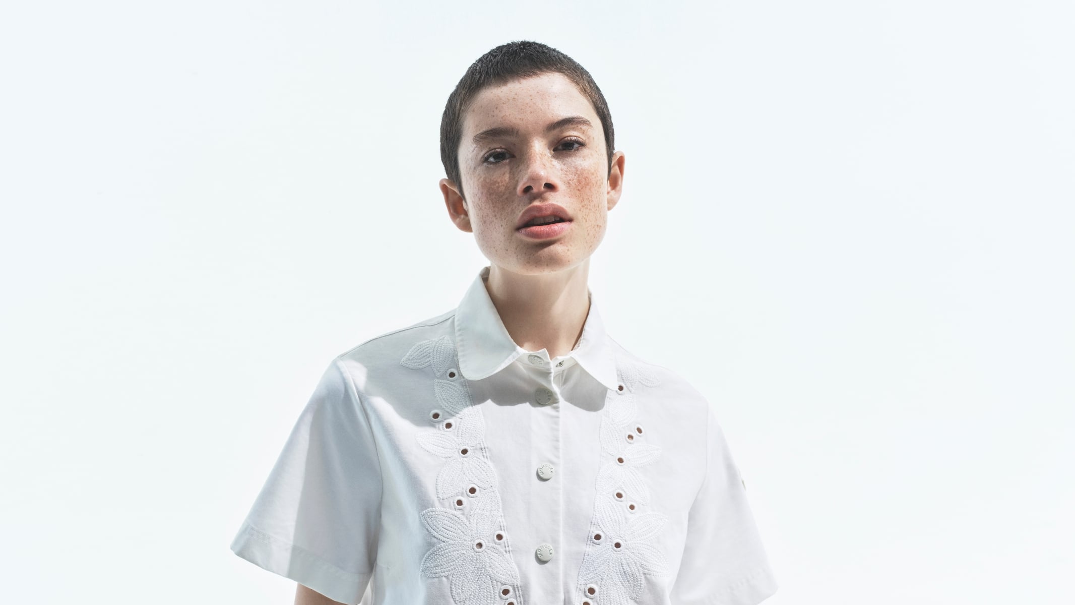 Moncler 2026 夏季系列登場！把「羽絨感」帶進夏天，輕盈層次成為造型關鍵！