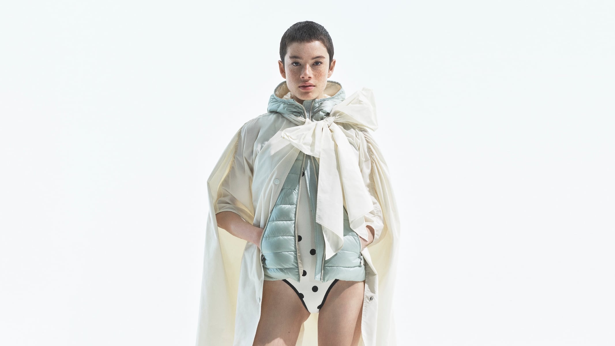 Moncler 2026 夏季系列登場！把「羽絨感」帶進夏天，輕盈層次成為造型關鍵！