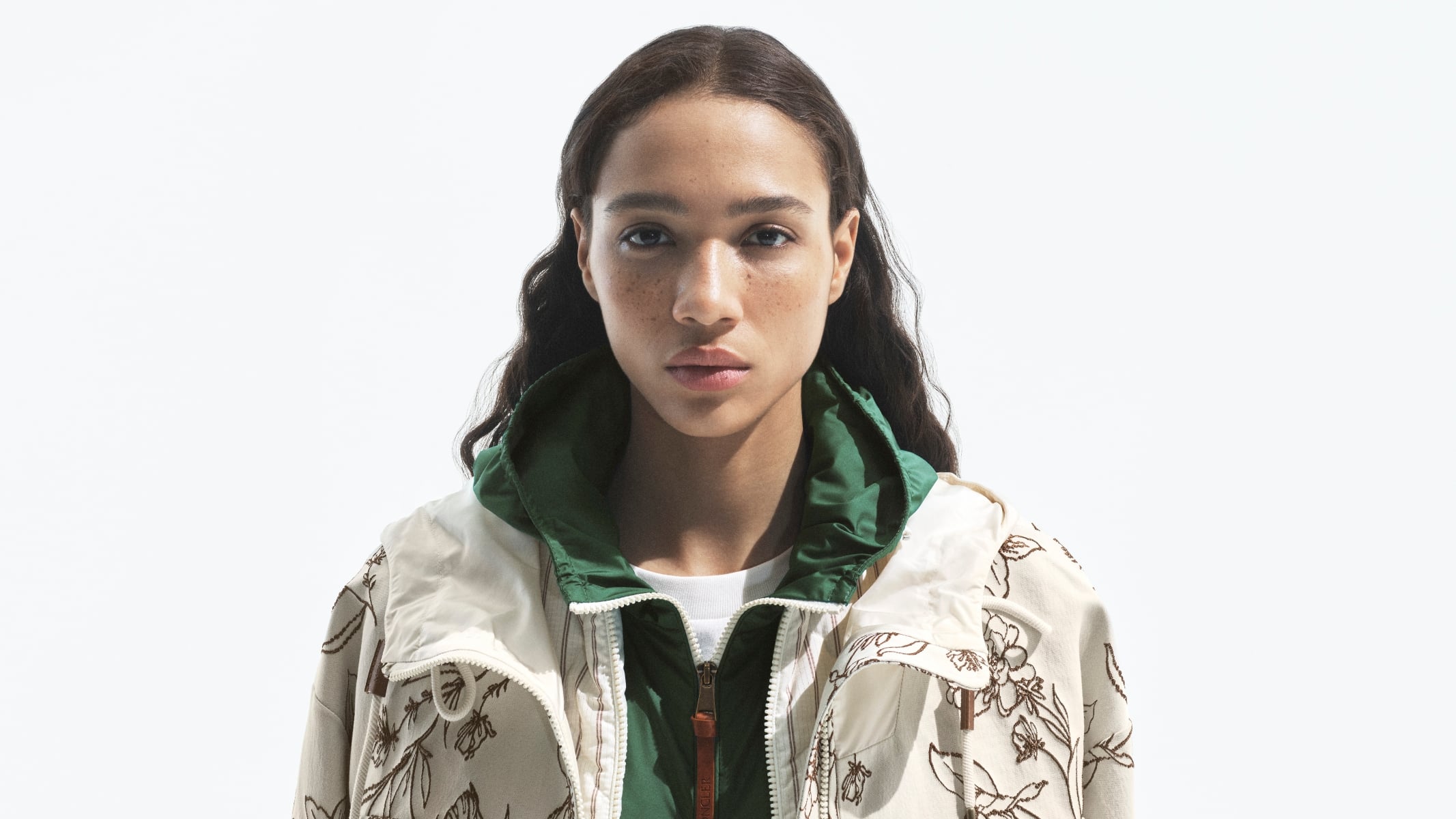 Moncler 2026 夏季系列登場！把「羽絨感」帶進夏天，輕盈層次成為造型關鍵！