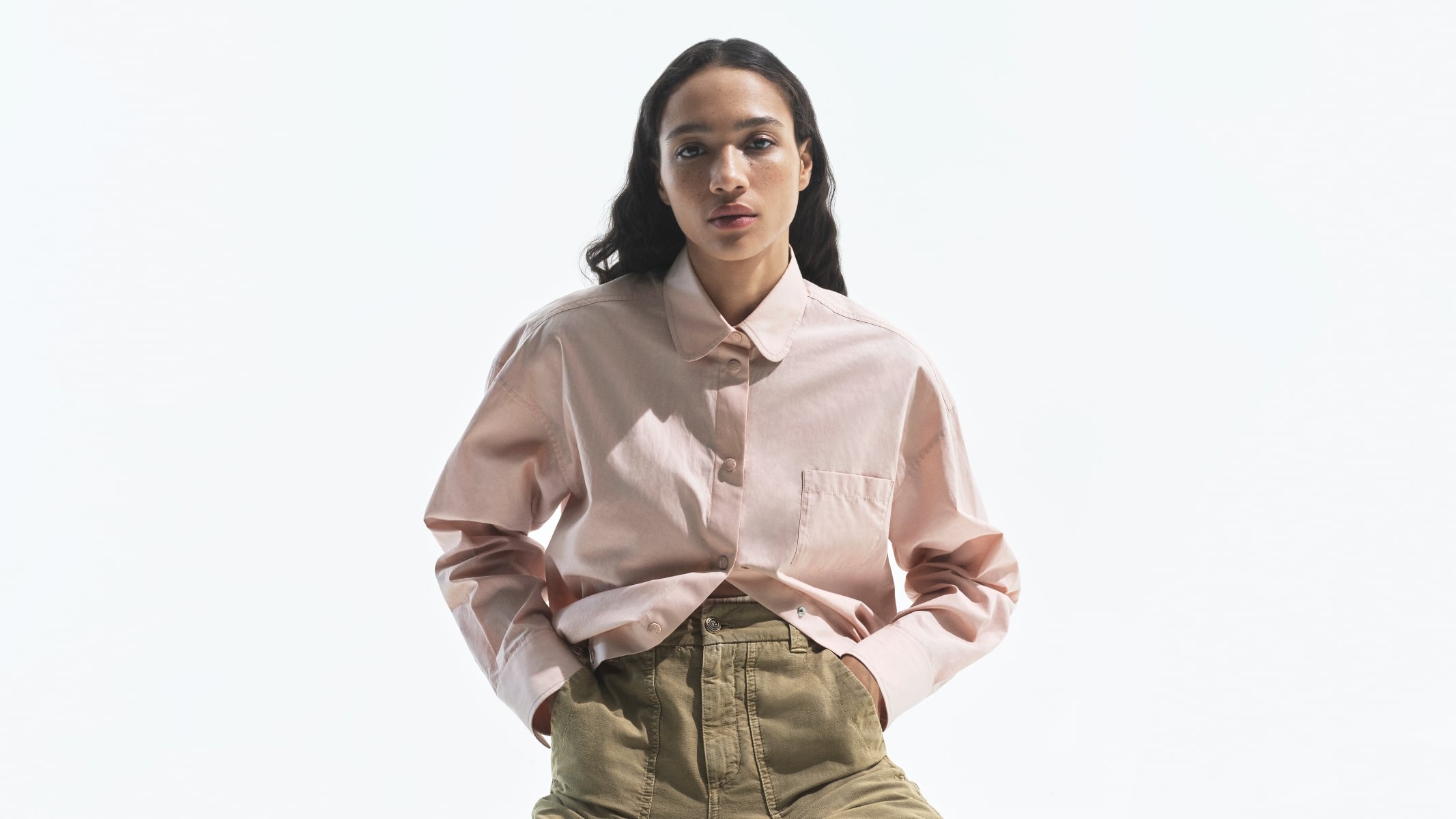 Moncler 2026 夏季系列登場！把「羽絨感」帶進夏天，輕盈層次成為造型關鍵！