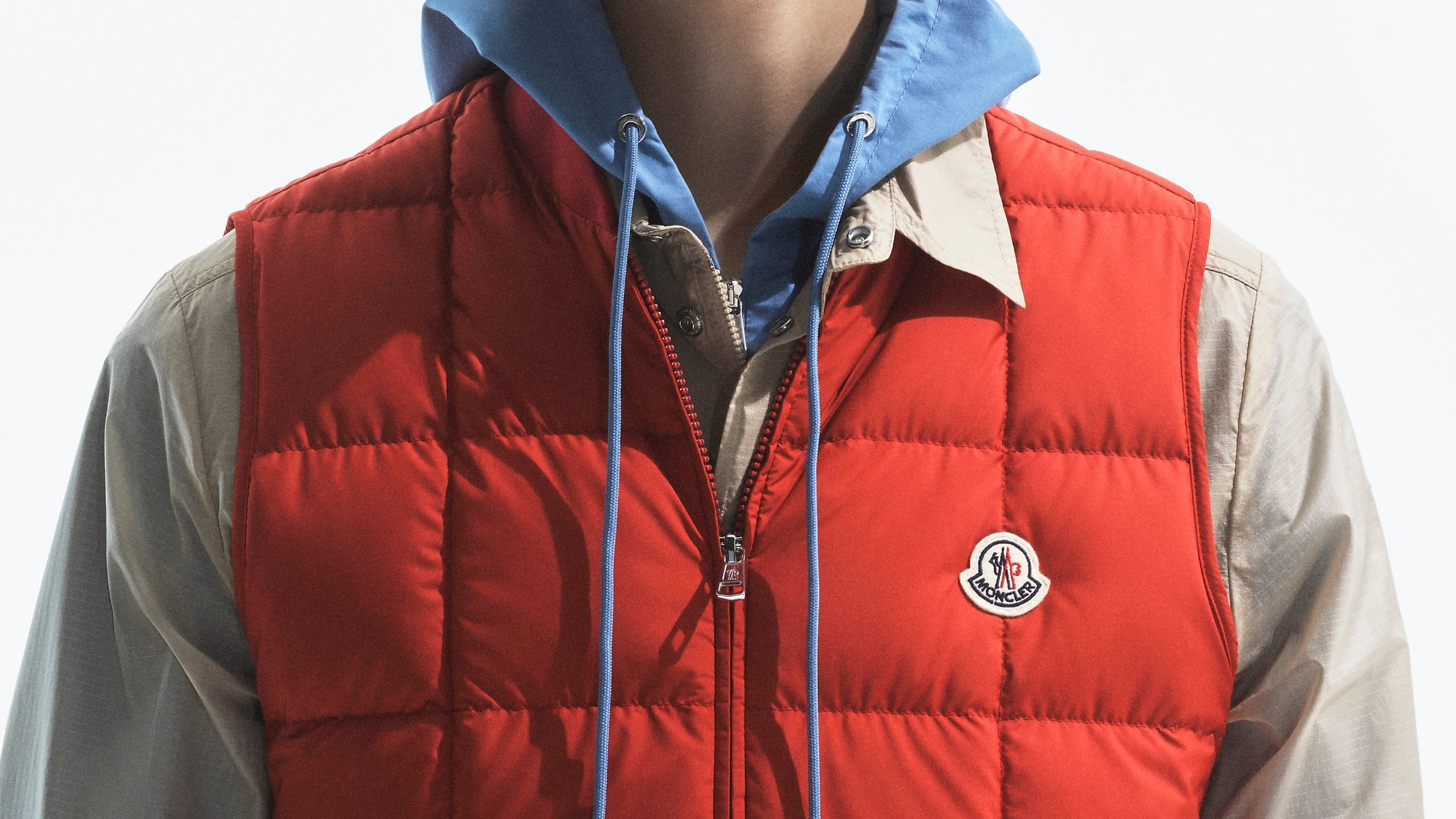 Moncler 2026 夏季系列登場！把「羽絨感」帶進夏天，輕盈層次成為造型關鍵！