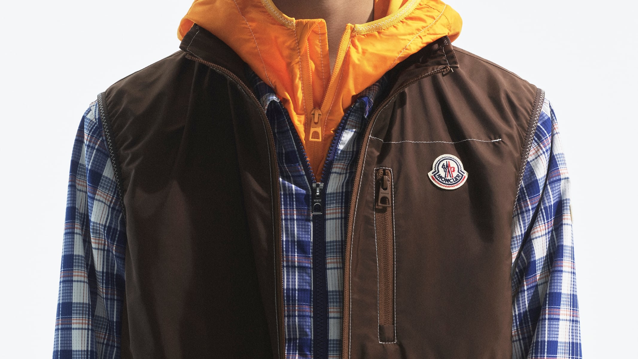 Moncler 2026 夏季系列登場！把「羽絨感」帶進夏天，輕盈層次成為造型關鍵！