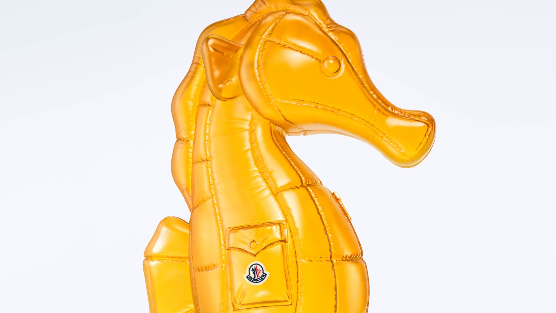 Moncler 2026 夏季系列登場！把「羽絨感」帶進夏天，輕盈層次成為造型關鍵！