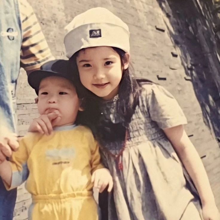 《21世紀大君夫人》IU 身高 163 公分、三段高音、 與李鐘碩熱戀、經典作品⋯10 件事一次看！