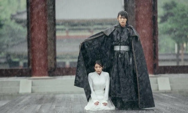 《21世紀大君夫人》IU 身高 163 公分、三段高音、 與李鐘碩熱戀、經典作品⋯10 件事一次看！