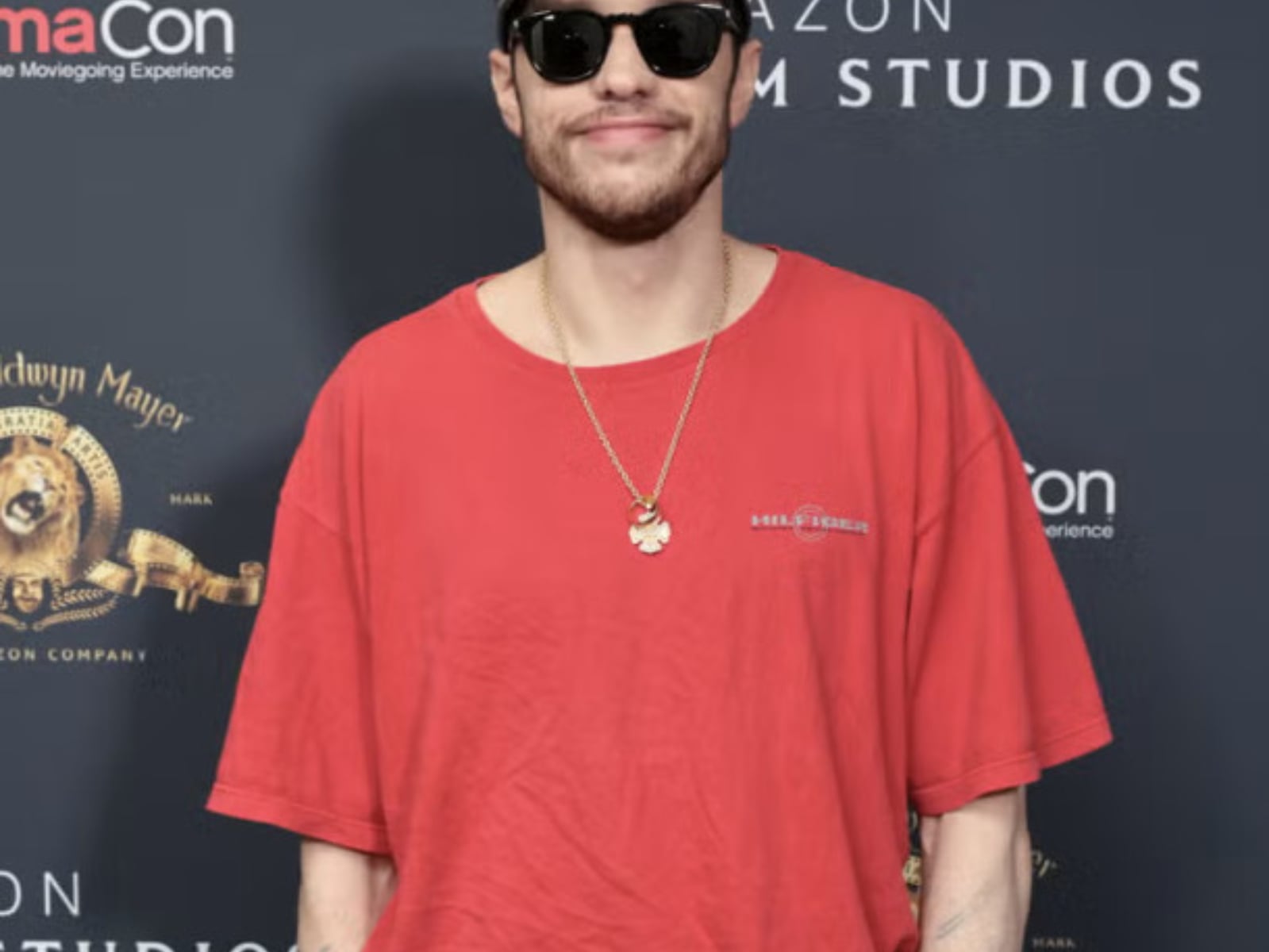 皮特戴維森 Pete Davidson 砸 20 萬美元除掉 200 個刺青！現身拉斯維加斯雙臂近乎淨空，網友傻眼：「他哪來這麼多錢？」