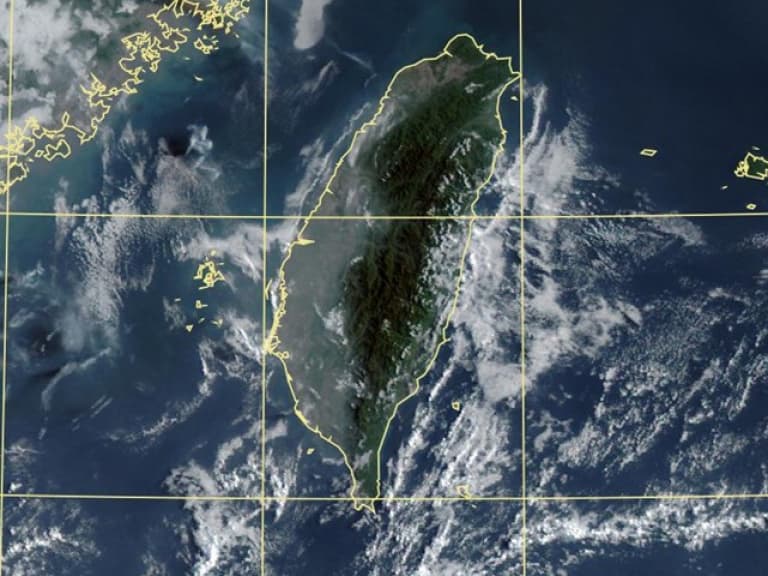 鄭明典示警衛星雲圖「紅到發紫」！下週四鋒面炸雨連掃3天、台東恐飆36度