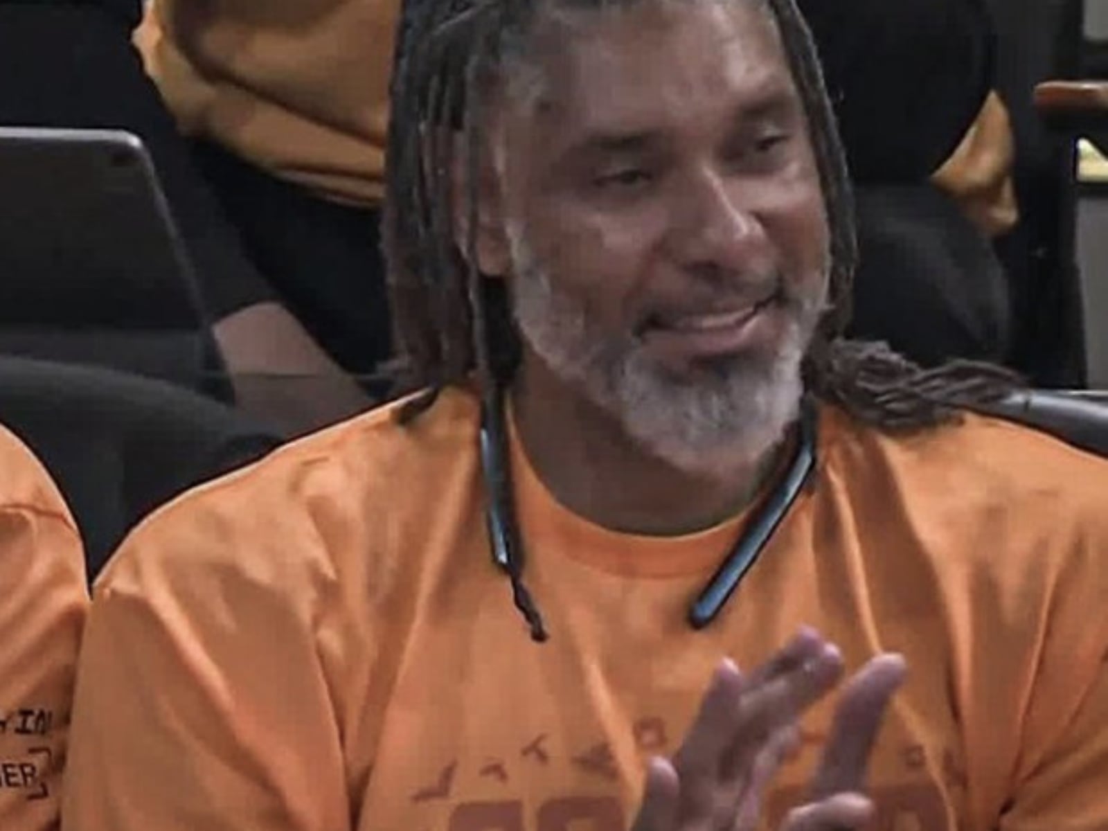 NBA／Victor Wembanyama 背後運球大轉身得分！石佛 Tim Duncan 場邊微笑拍手！