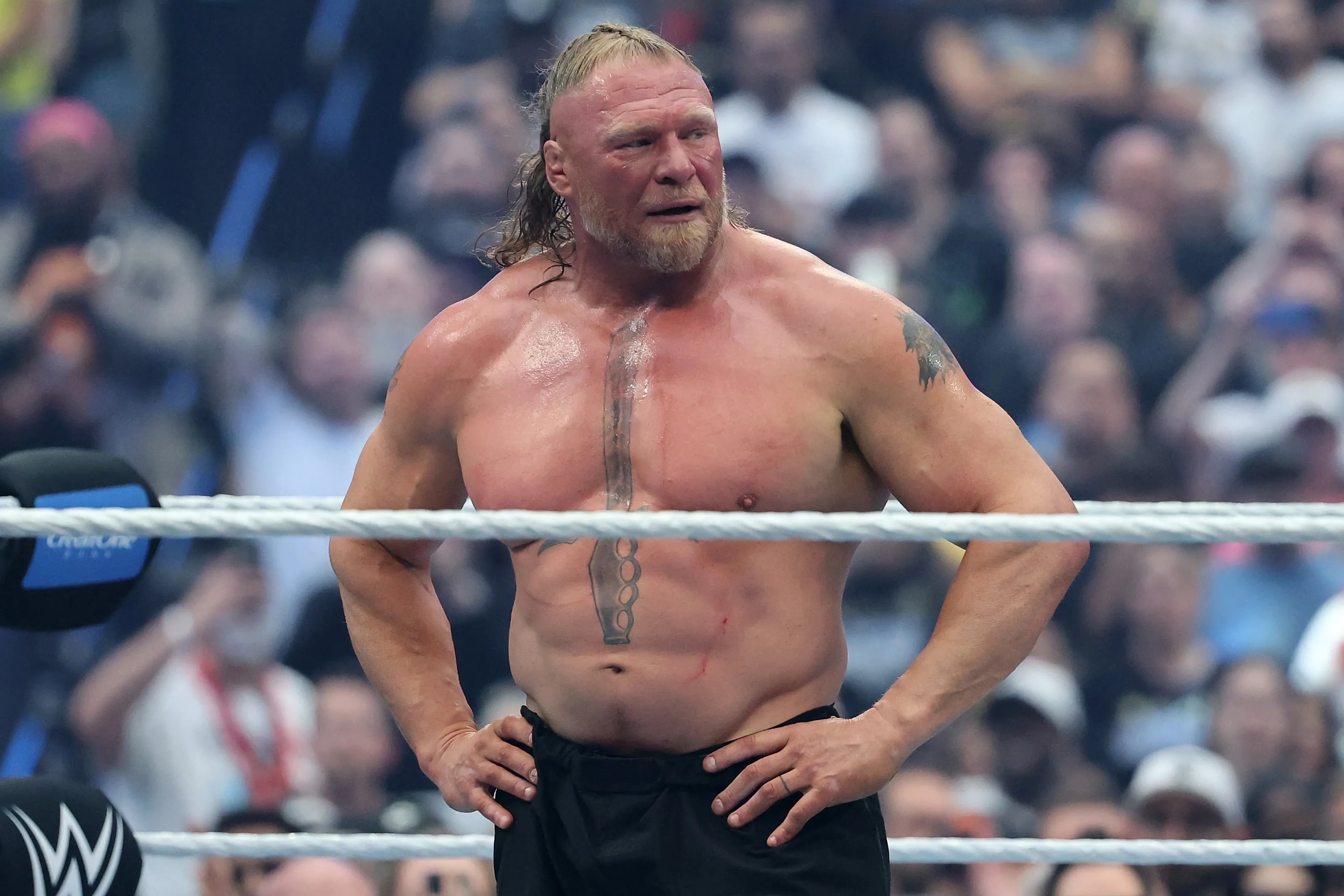 WWE／Brock Lesnar 要退休了？摔角狂熱 42 敗北「脫手套靴子」在擂台感性落淚！