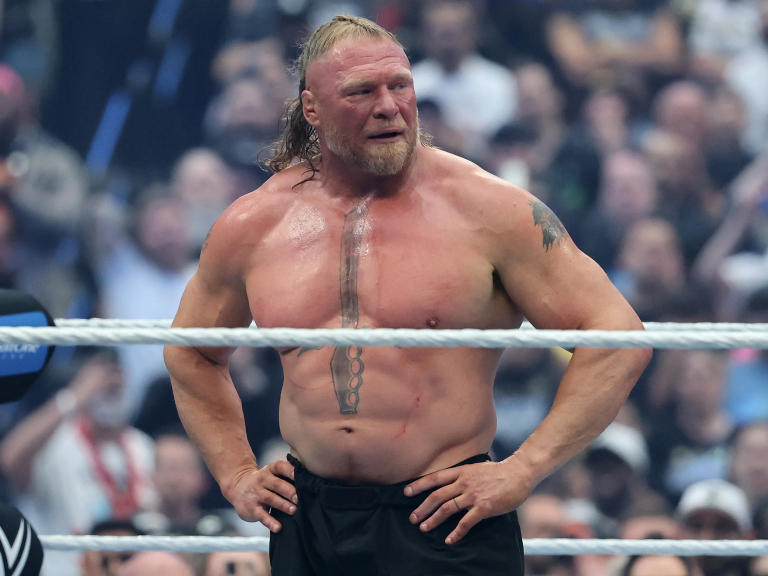WWE／Brock Lesnar 要退休了？摔角狂熱 42 敗北「脫手套靴子」在擂台感性落淚！