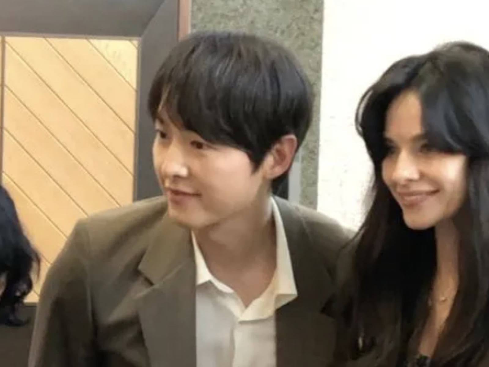 宋仲基首帶英籍妻凱蒂 Katy Louise Saunders 公開亮相！同場女星金素賢美到捂嘴狂讚！