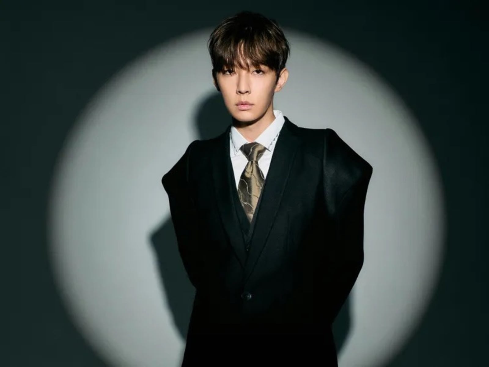 炎亞綸新專輯超過 50% 影像靠 AI 完成！對戲虛擬男主角直言：「人的靈魂是算不出來的。」