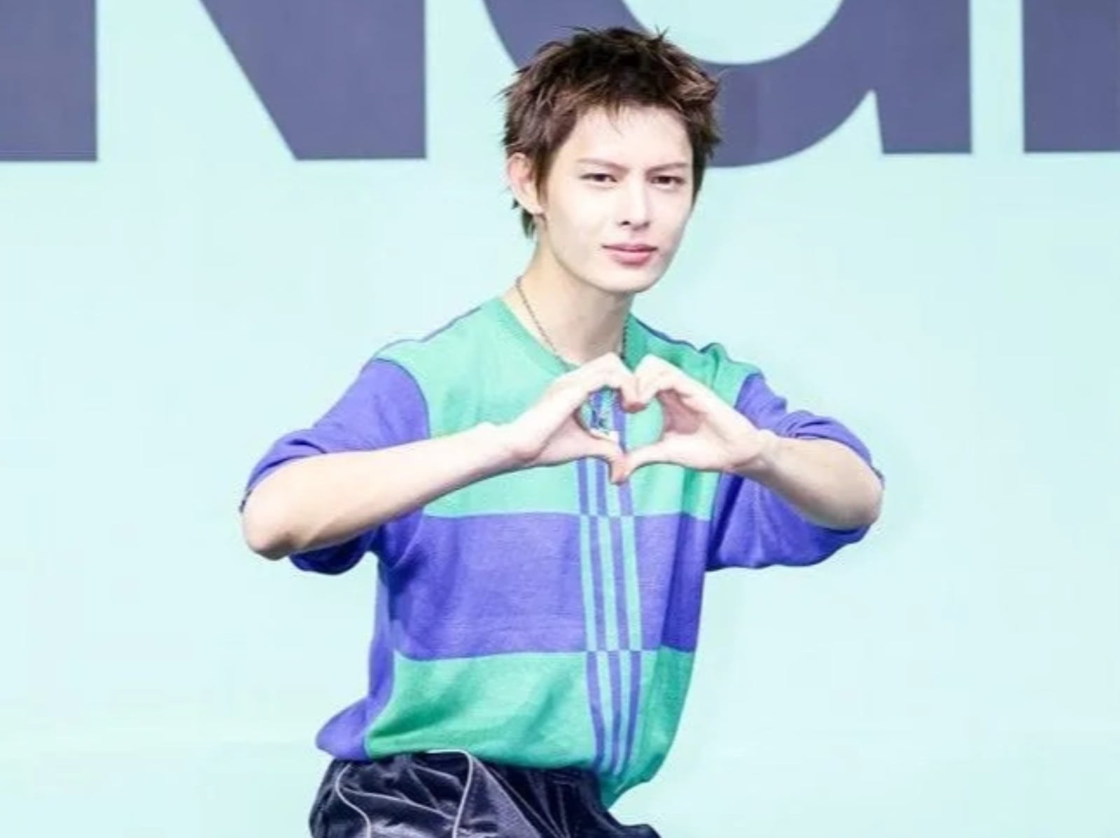 CORTIS 趙雨凡活動造型撞衫台灣和平高中運動服！網嗨翻：「我也有同款茄子裝！」