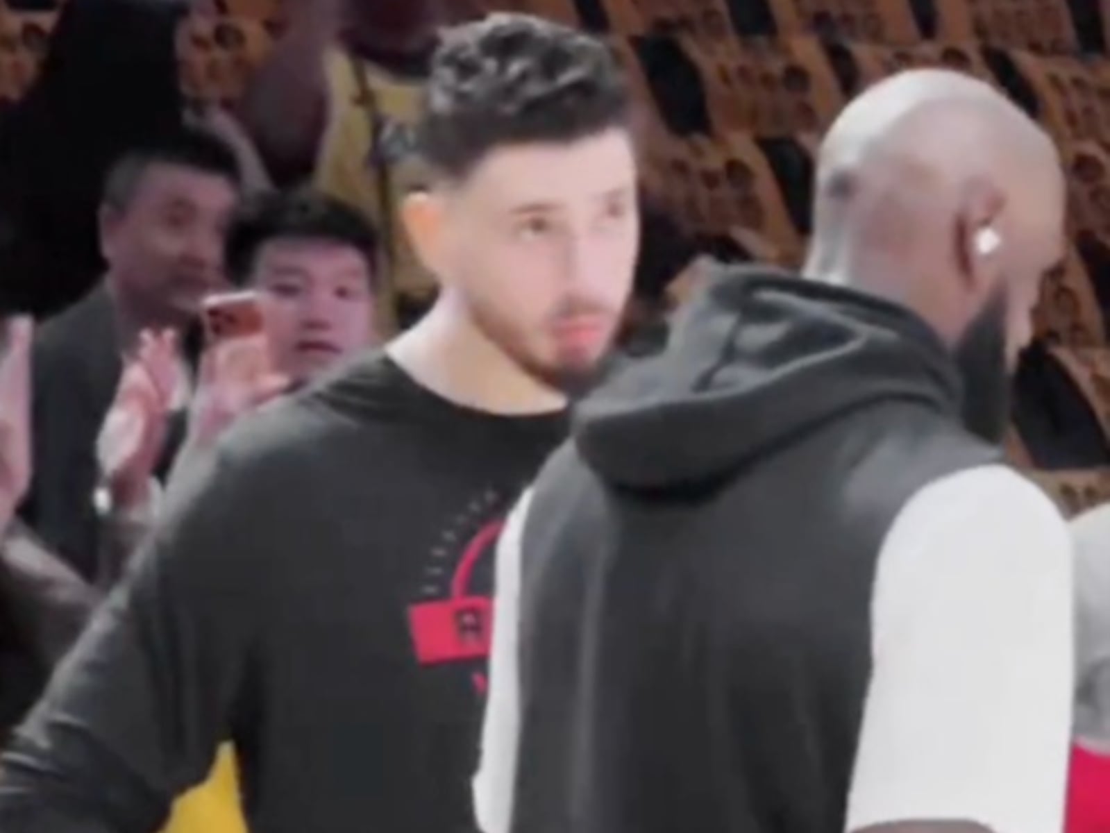 NBA／Alperen Şengün 起立向詹姆斯致敬？本人傻眼澄清「我只是想從口袋拿東西而已⋯」