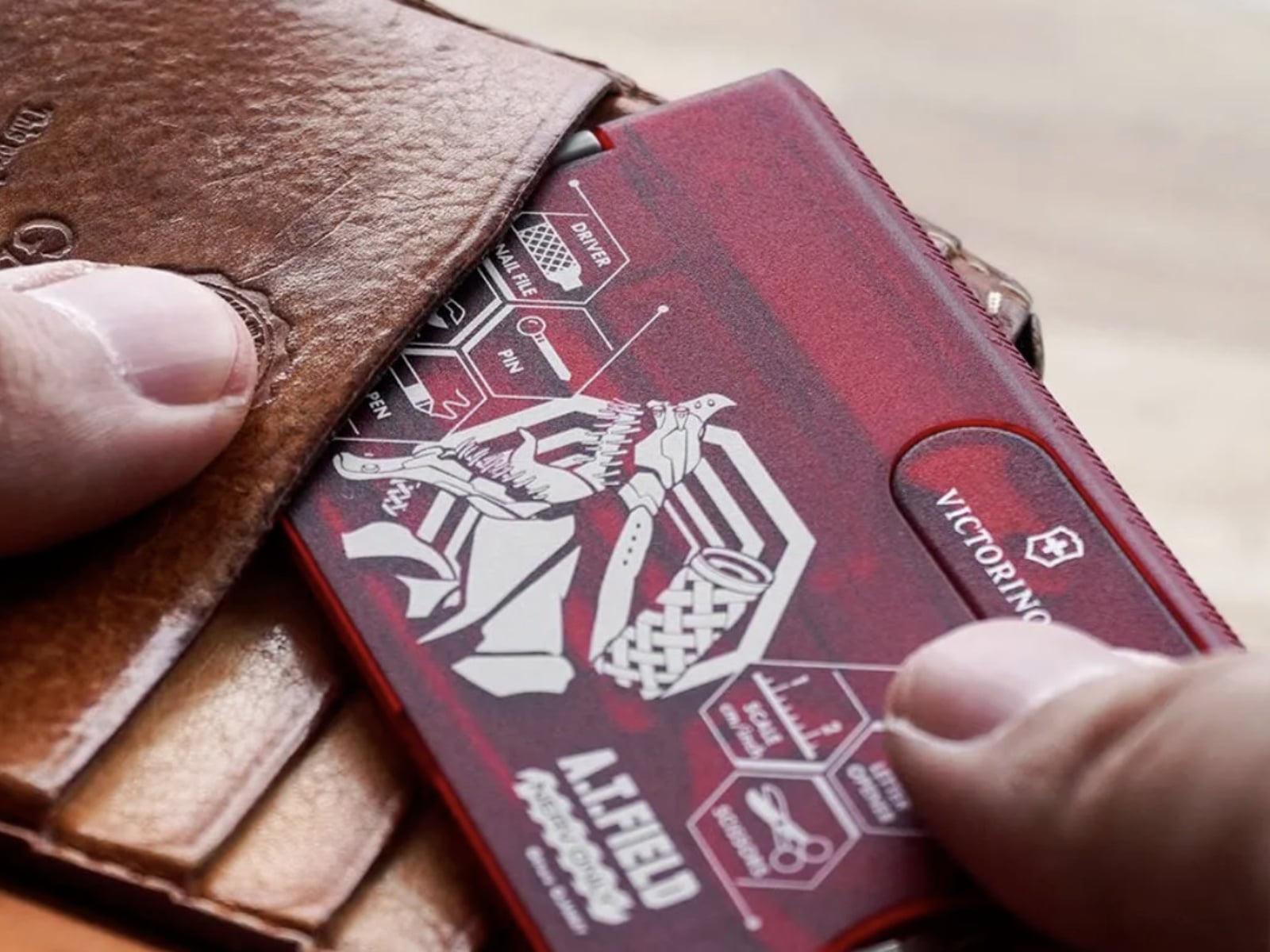 《新世紀福音戰士》x VICTORINOX 聯名瑞士卡刀！暴走初號機、獸化二號機 2 款開放預購！