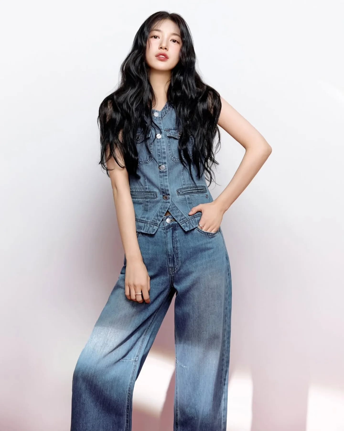 秀智身高 168 GUESS 形象美照曝光！簡約穿搭依舊驚艷全網：「怎麼穿都好看！」