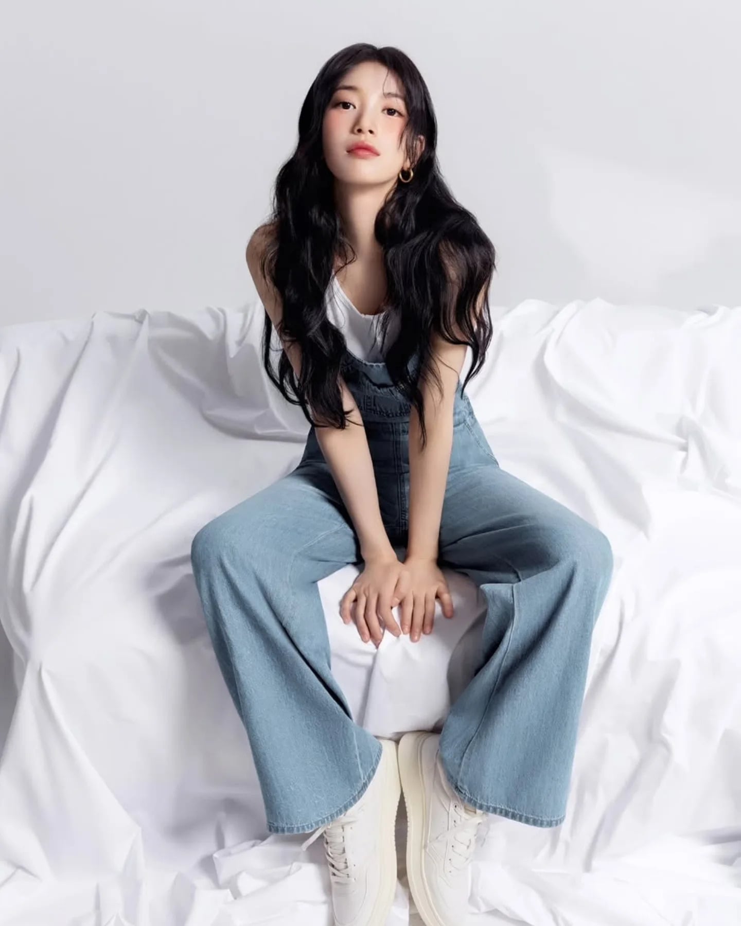 秀智身高 168 GUESS 形象美照曝光！簡約穿搭依舊驚艷全網：「怎麼穿都好看！」