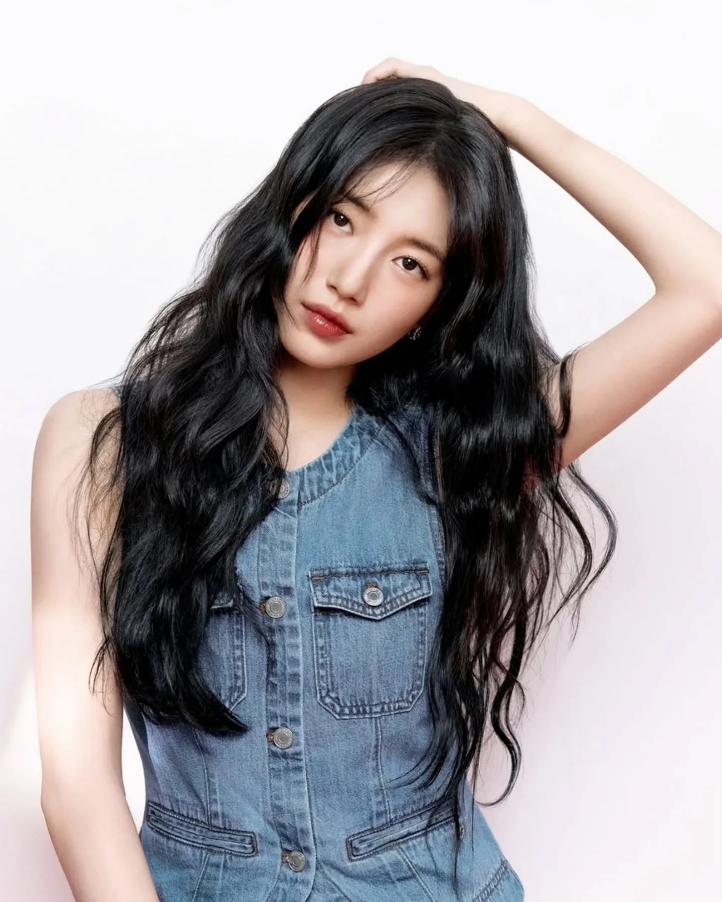 秀智身高 168 GUESS 形象美照曝光！簡約穿搭依舊驚艷全網：「怎麼穿都好看！」