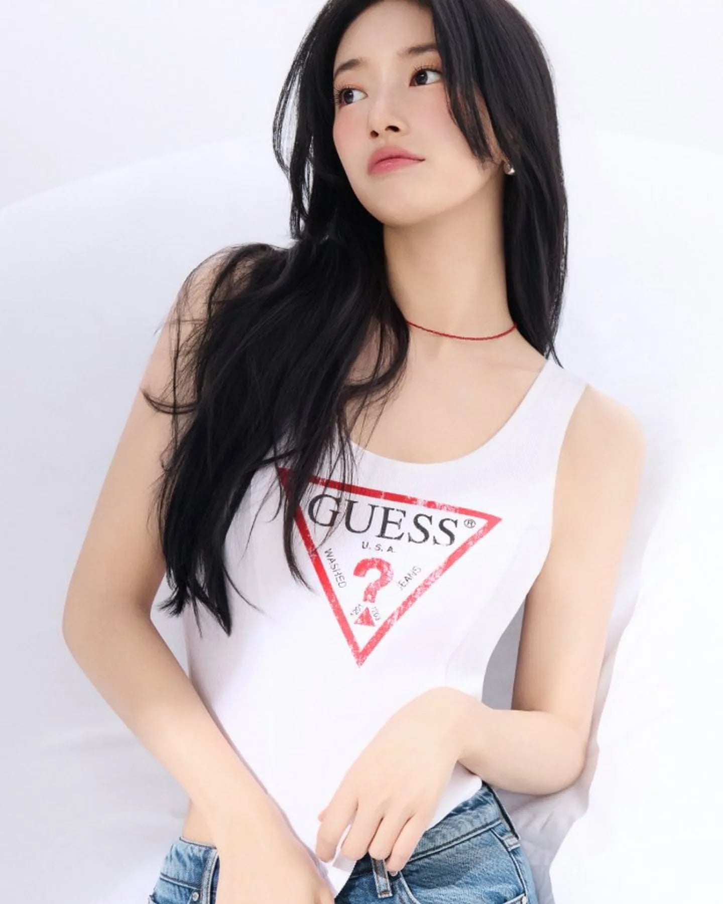 秀智身高 168 GUESS 形象美照曝光！簡約穿搭依舊驚艷全網：「怎麼穿都好看！」