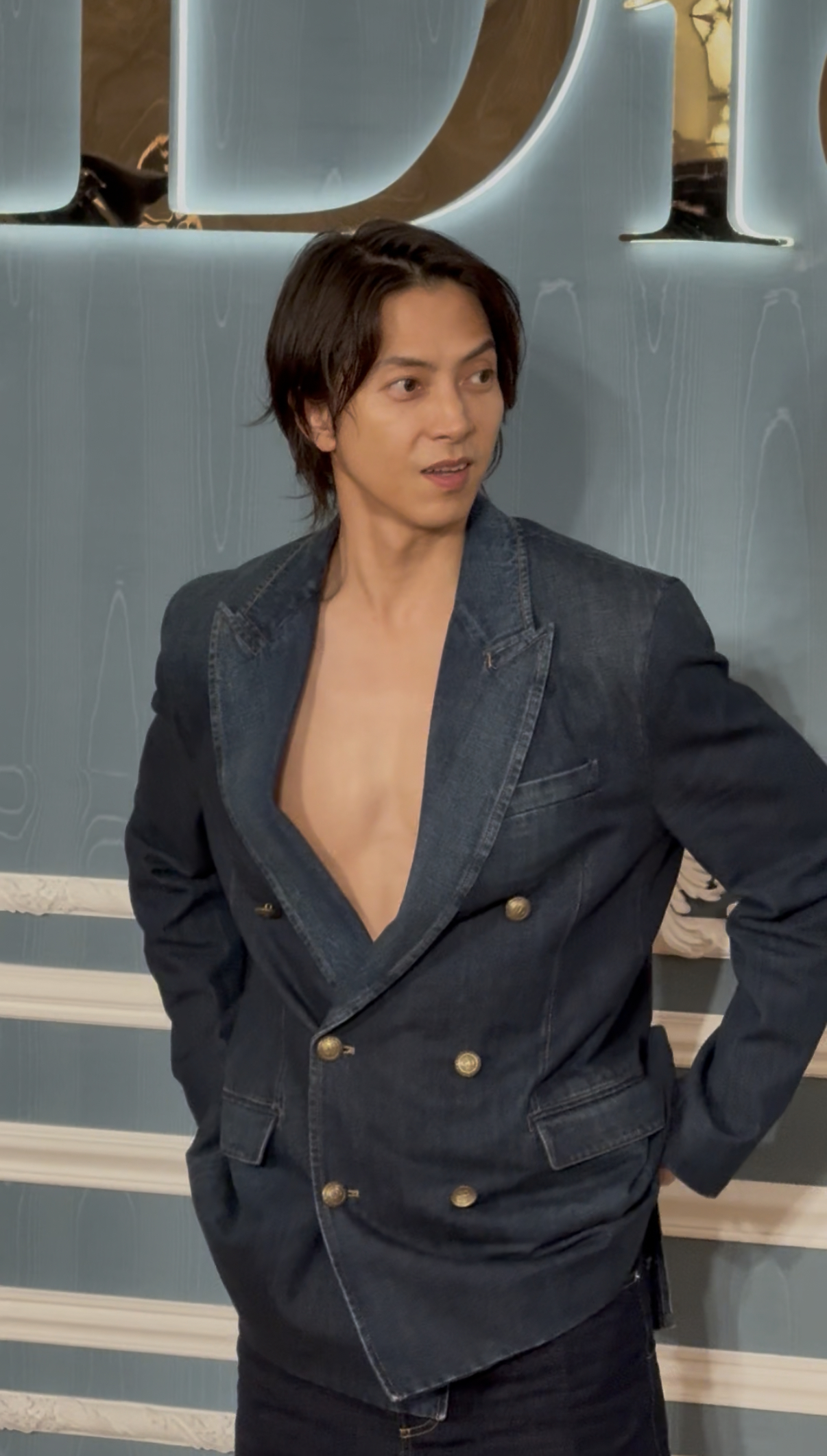 山下智久來台!深V西裝現身 Dior 限定店,更透露要開唱會好消息!
