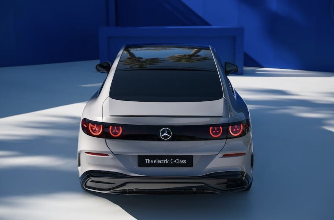 賓士 C-Class 首款純電版發表！10 分鐘快充 325 km、ChatGPT AI 座艙規格！